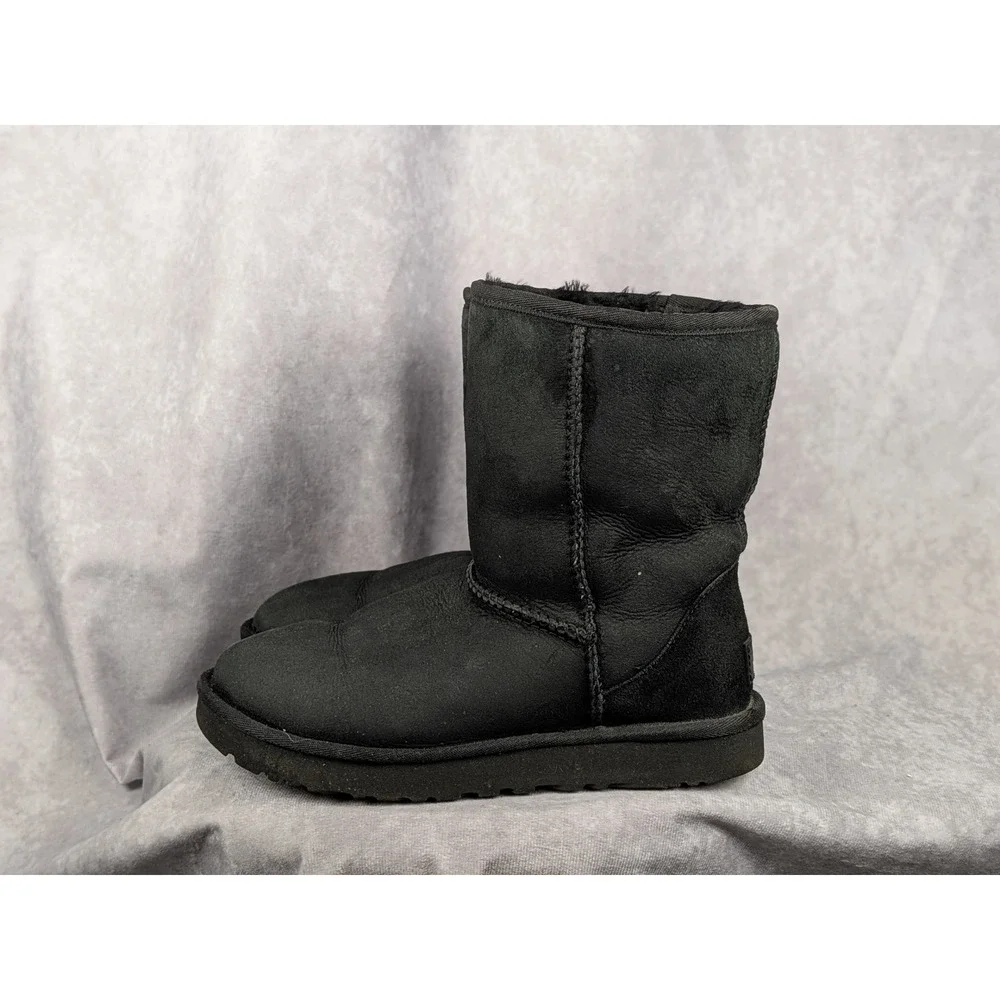 UGG Classic Short II Black Suede Sheepskin Boots 1016223 Womens 6